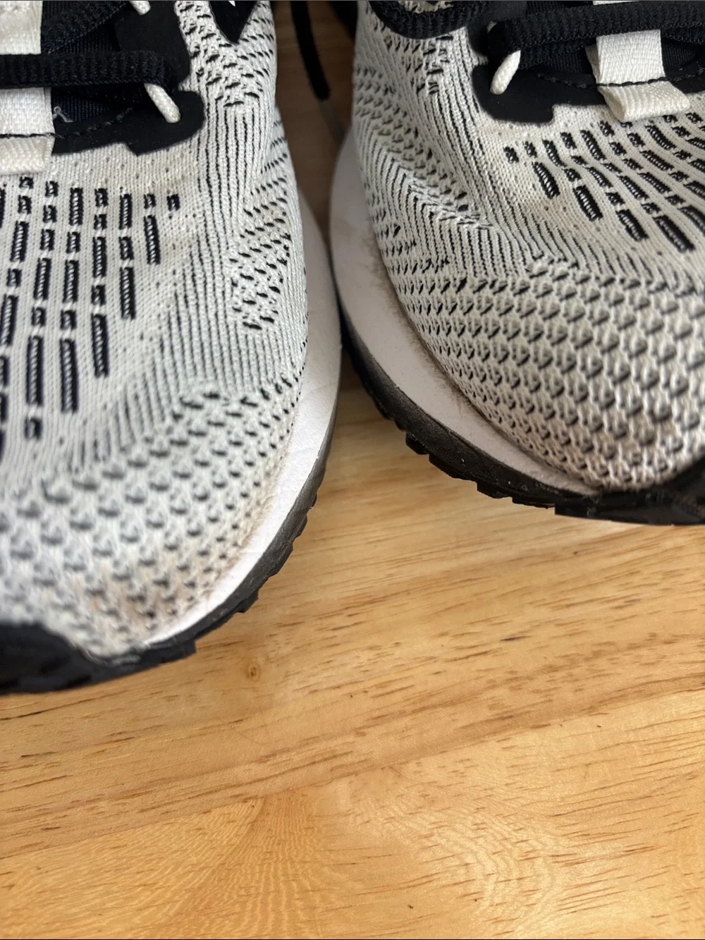 Brooks Men's Running Shoes White and Black Knit Size 9.5 athletic gym exercise